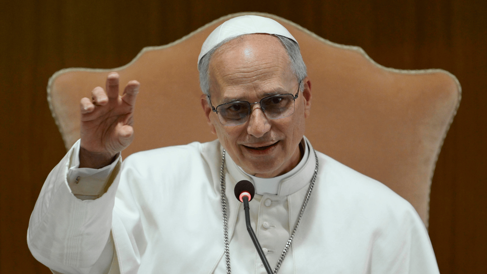 Papa Leão XIV durante encontro com cardeais discutindo desafios da inteligência artificial.